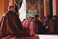 moines faisant la prière