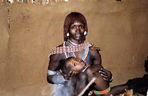 Jeune femme parée de bijoux locaux avec son enfant