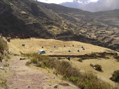 Le campement face à la Vallée Sacrée