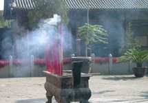 Diffusion d'encens dans le jardin d'un temple