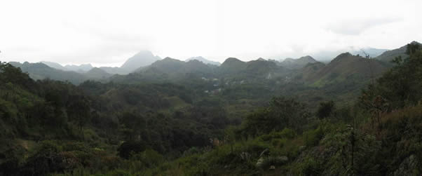 Un panoramique sur les collines, au centre le village de Yasag