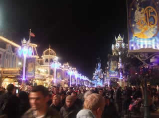 Entrée du parc Disneyland Paris la nuit
