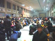 Personnes attendant leur train dans la gare