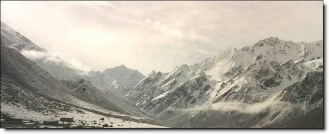 Panoramique sur les hautes montagnes