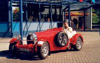 Un cabriolet Bugatti rouge