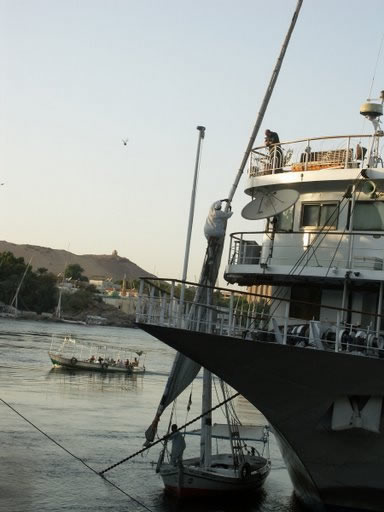 Felouque rentrant dans un bateau de croisière