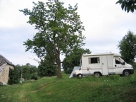 Notre camping-car dans l'herbe