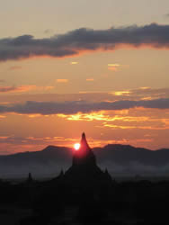 derniers rayons de soleil sur les pagodes de Bagan