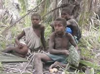 enfants du village rammassent de oeufs de mégapodes