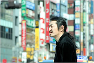 Homme japonais dans les rues de Tokyo