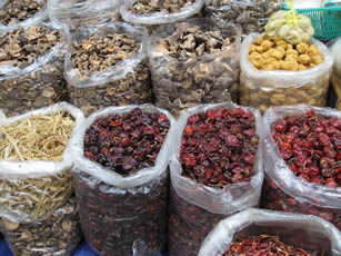 Légumes séchés sur le marché