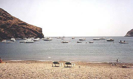 la plage de galets de Cala Joncols