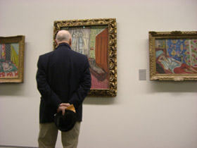 Un visiteur devant les toiles de Matisse