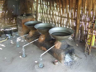Distillation du jus des palmiers 
