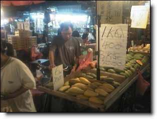 Marché nocturne dans le quartier de Chinatown 