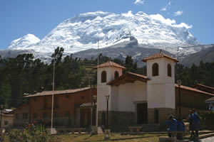 Cordillère blanche - Eglise et Huascaran