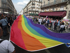 drapeau gay déployé dans les rues du Marais