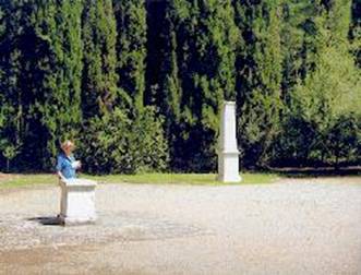 Lucie près d'un monument érigé en mémoire de Pierre de Coubertin