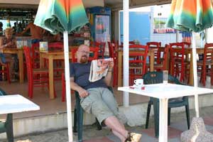 Mike dans un café à la plage à Catolica