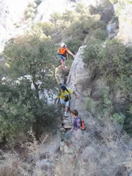 partie du groupe en pleine progression au milieu des rochers