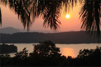 Giritale - Coucher de soleil sur le lac-réservoir 