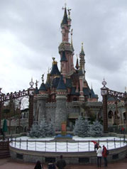 Trône devant le château de la belle au bois dormant