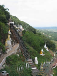 L'escalier vers la grotte de Pindaya