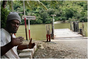 Homme devant le ferry