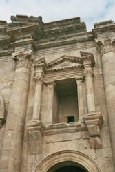 Façade de la Porte d'Hadrien