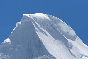 Cordée dans la descente du Chacraraju