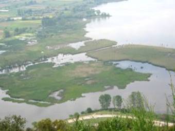 vue sur un lac après la ville de Ioanina