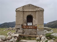 Petit monument sur le col de Saint Pierre