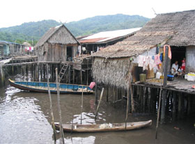 Pirogue devant le ponton