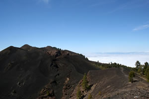 Cratère et coulée de lave