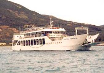 un ferry qui s'approche du port de Fiscardo