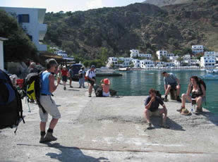 Le groupe qui attend le bateau à Loutro