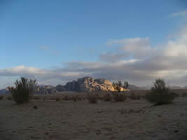 le jour se lève sur le Wadi Rum, et des nuages sont là