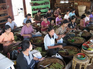 atelier de 'cheroots' - des cigares locaux