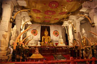 Kandy - Temple de la Dent de Bouddha - Bouddhas dans l'Alut Maligaw