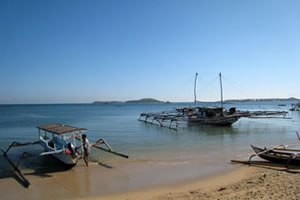 Départ en pirogues pour l'ile de gili nanggu