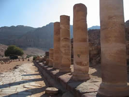 rue principale devant le grand temple