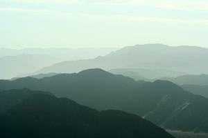 Lignes de Nasca - Montagnes dans la brume matinale