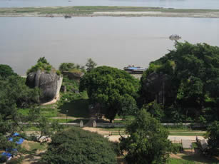 Vue sur les deux lions qui marquent l'entrée vers la pagode
