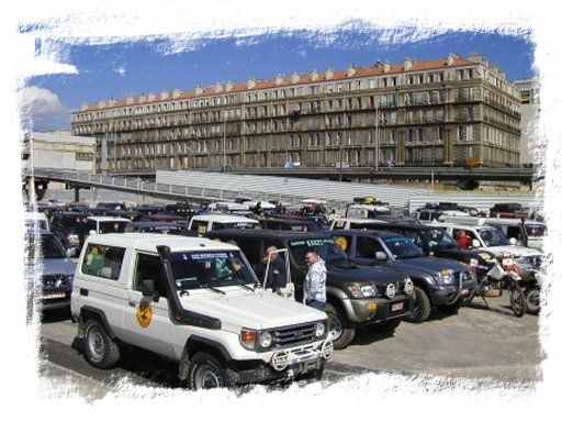 4x4 prêts pour l'embarquement à Marseille