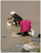 femmes lavant le linge