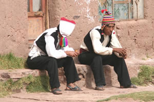 Ile de Taquile - Jeunes hommes avec le bonnet traditionnel