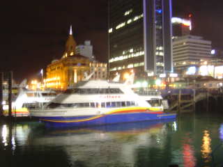 Bateau sur le port d'Auckland