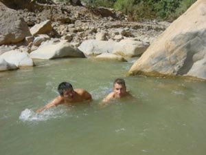 Baignade dans l'Assif Melloul... rafraîchissant !