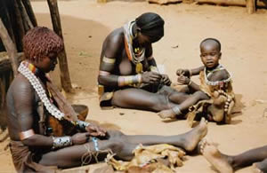 Jeunes femmes avec des enfants fabricant des colliers