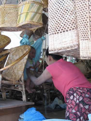 femme en train de bercer son bébé